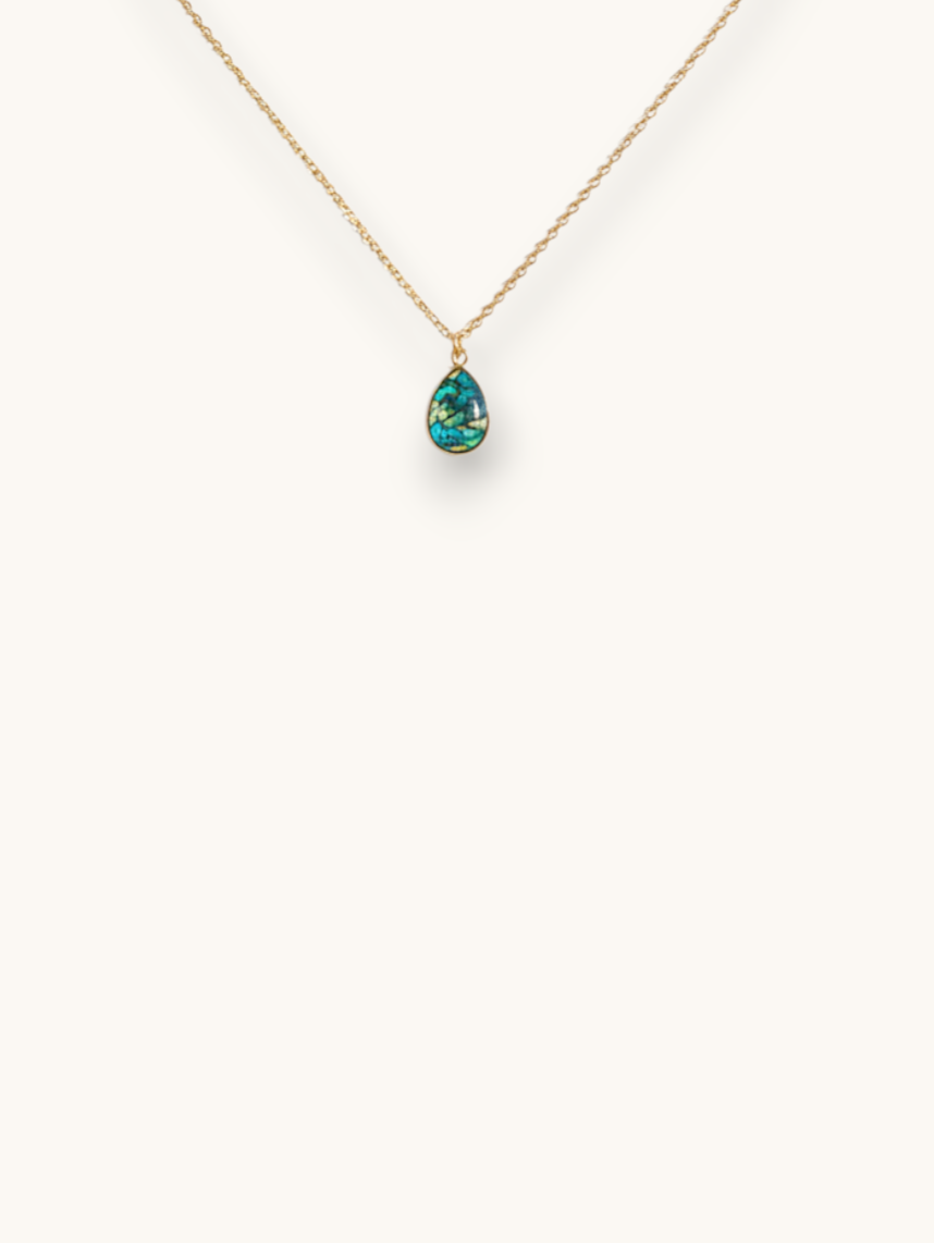 Citrinmagi halsband med droppformat hänge i äkta blågrön apatit och 18k guldpläterad kedja.
