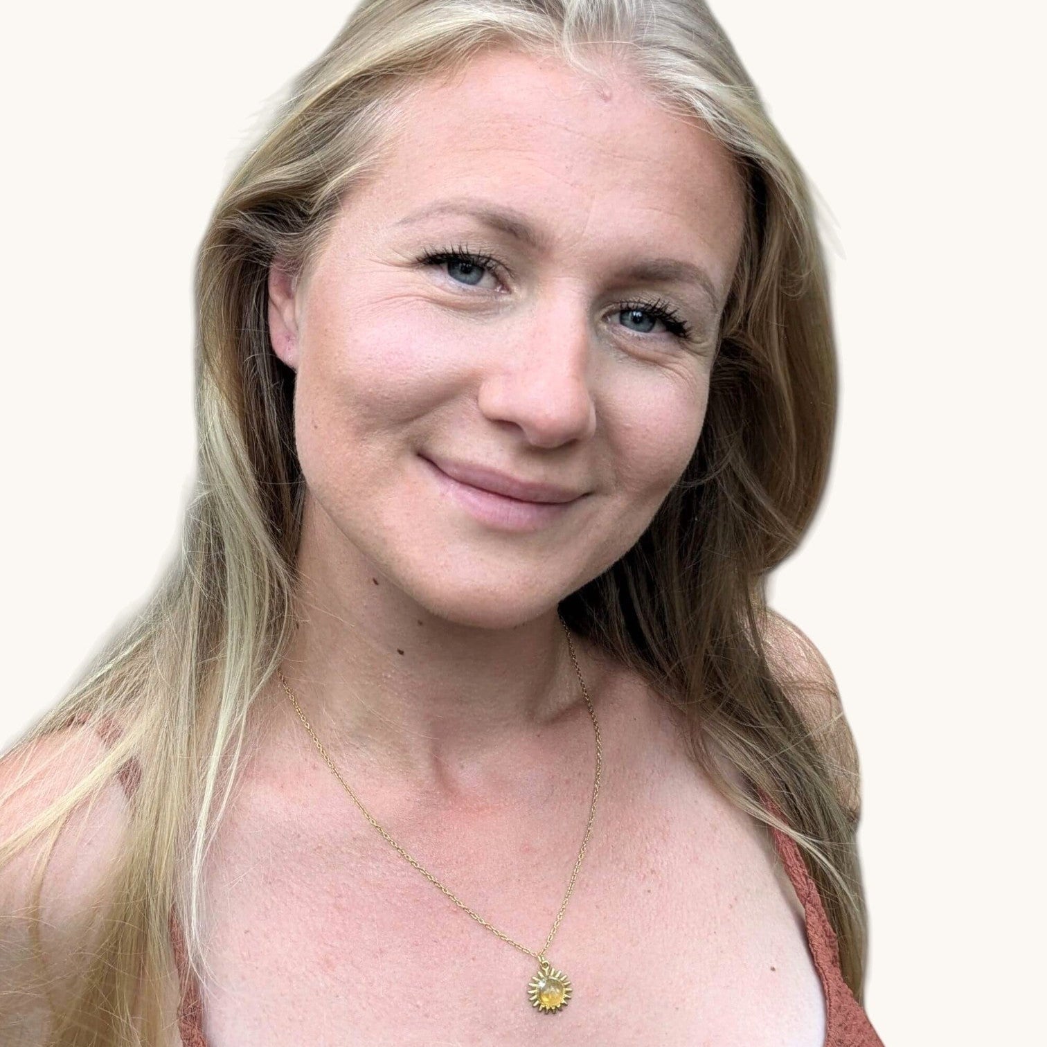 Glad kvinna med ett solformat halsband med citrin från Nayuga Jewels. Hon är lyckig och skrattar.