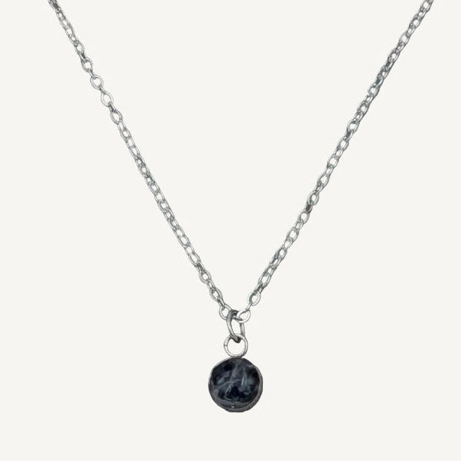 Handgjort silverhalsband med infattade äkta vattensafirkristaller i en mjuk blå ton från Nayuga Jewels