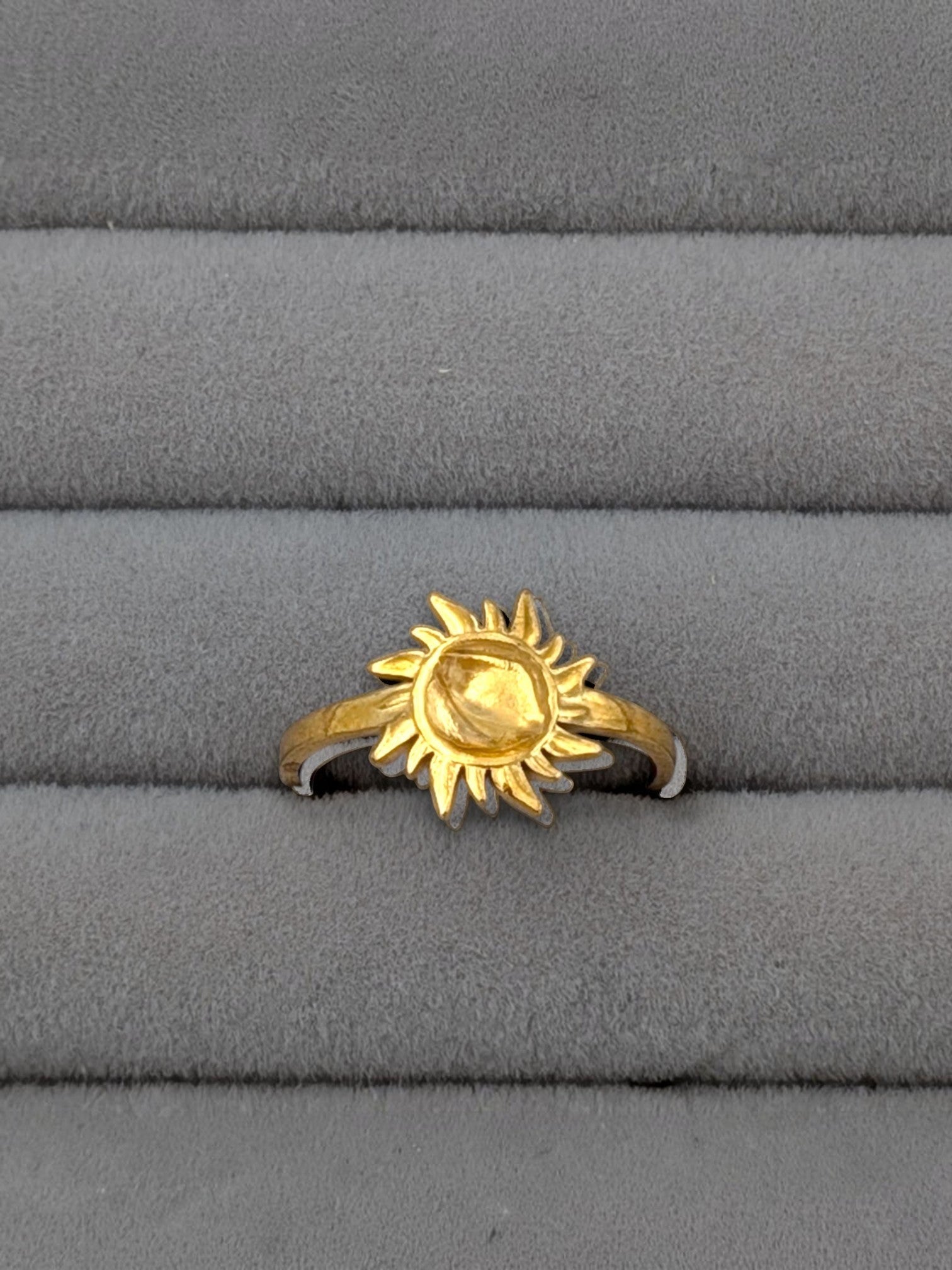 Justerbar Nayuga Jewels ring i 18K guldpläterat stål med en detaljerad solstråle-infattning och en äkta citrinkristall.