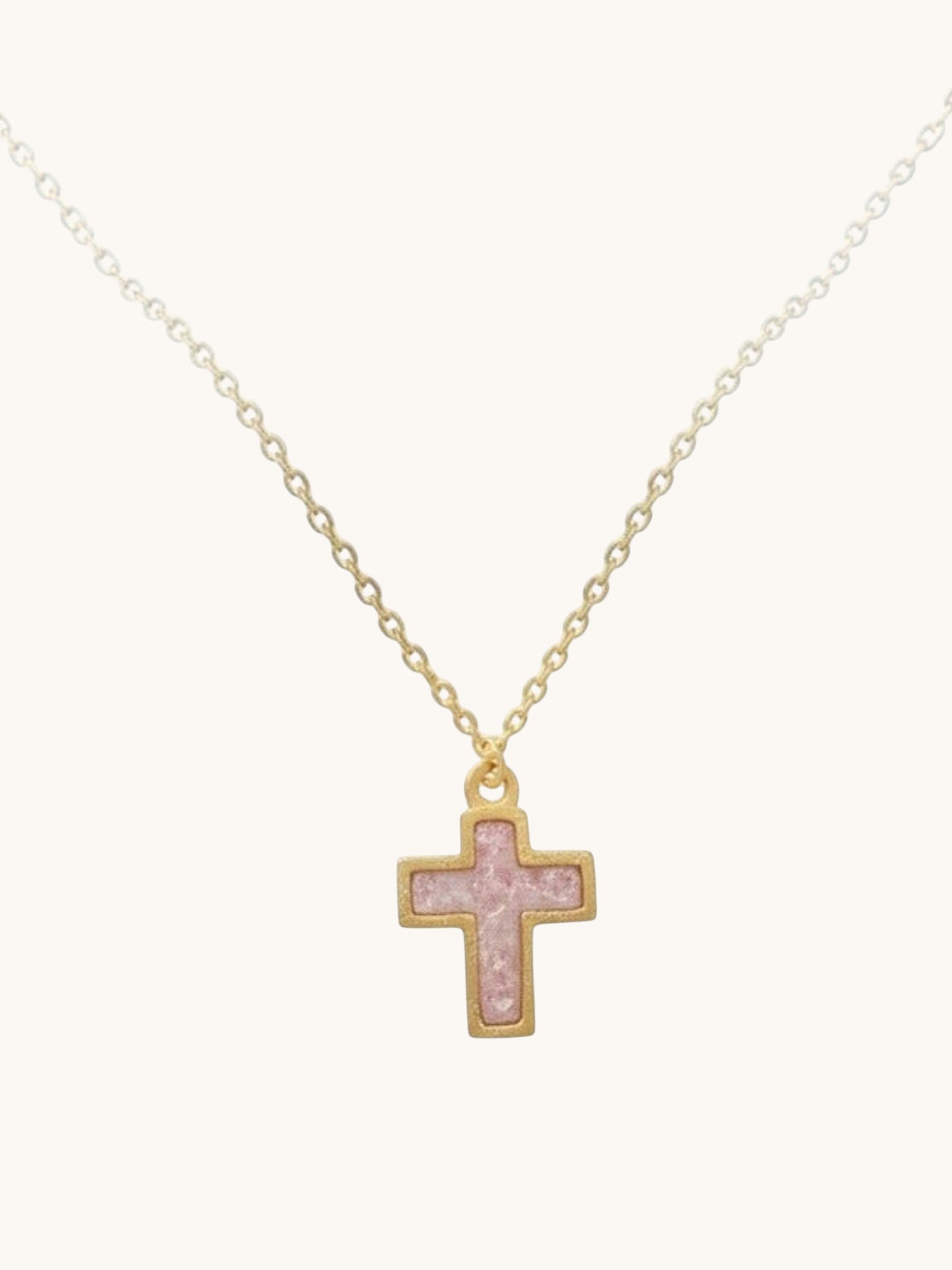Nayuga Jewels halsband med korsformad berlock i guldpläterat stål och äkta rosa jordgubbskvarts på tunn kedja.