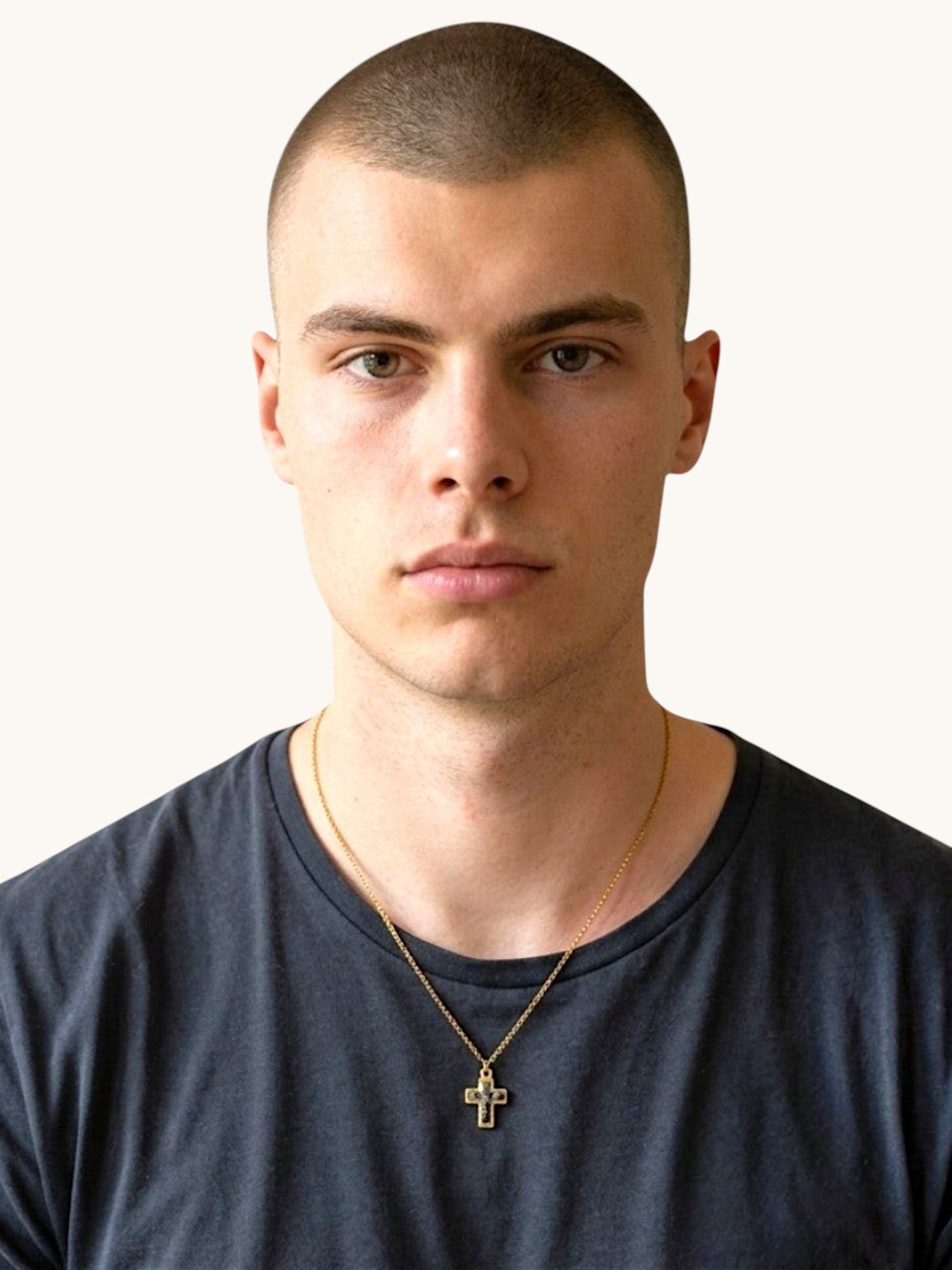 Man bär Nayuga Jewels Nayuga Crystal Cross halsband med svart onyx och guldpläterat kors mot en mörk t-shirt.