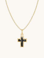 Nayuga Jewels halsband med korsberlock i 18k guldpläterat stål och inlägg av naturlig svart onyxsten.