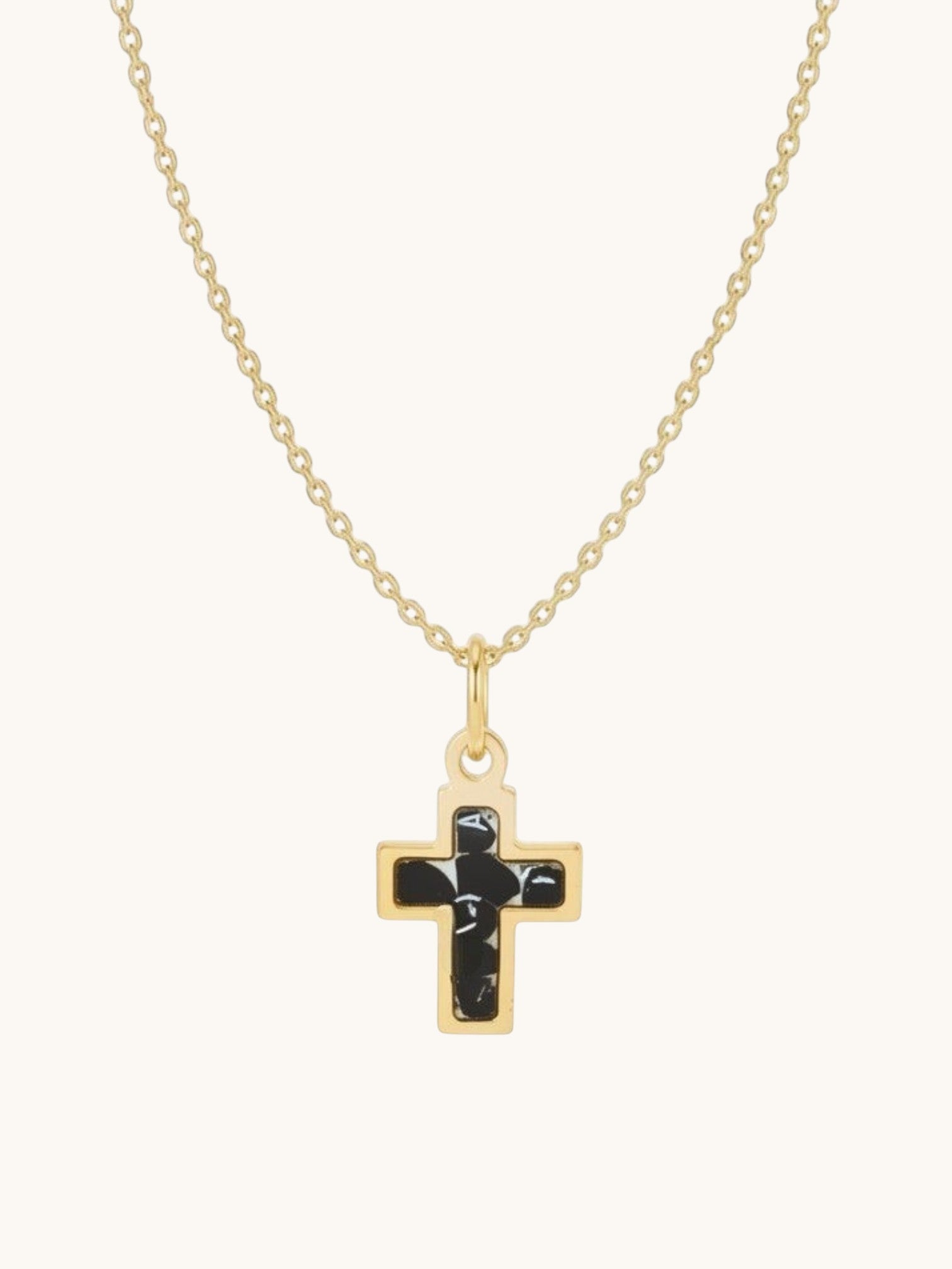 Nayuga Jewels halsband med korsberlock i 18k guldpläterat stål och inlägg av naturlig svart onyxsten.