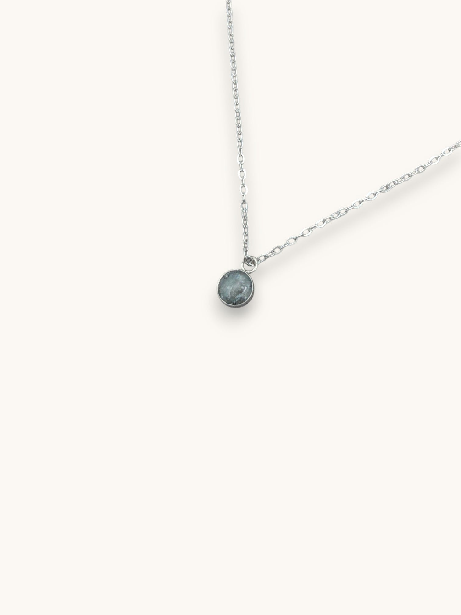 Citrinmagi halsband med rund akvamarin i silverpläterat rostfritt stål, en elegant månadssten för mars.
