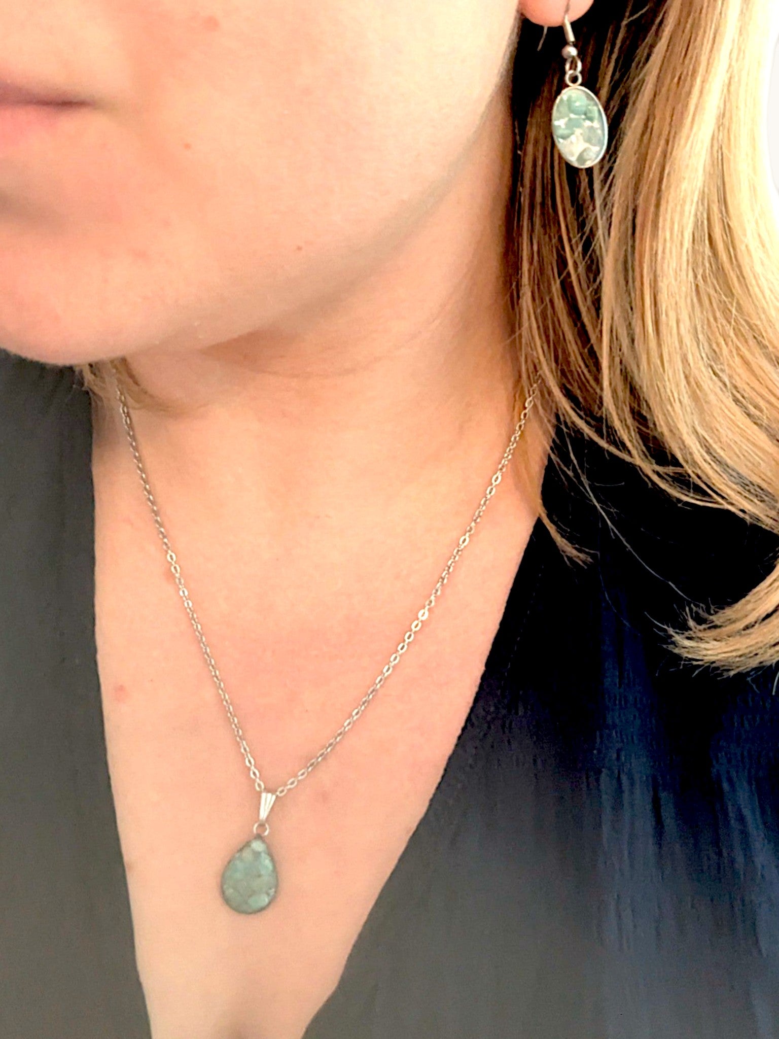 Citrinmagi smyckesset med halsband och örhängen i silver med turkosblå amazonitstenar på en person