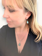 Citrinmagi smyckesset med amazonit-halsband och matchande örhängen i silverpläterat stål på en kvinna.
