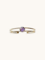 Citrinmagi armband i 18k guldpläterat stål med en rund, lila ametistkristall i en elegant öppen design.