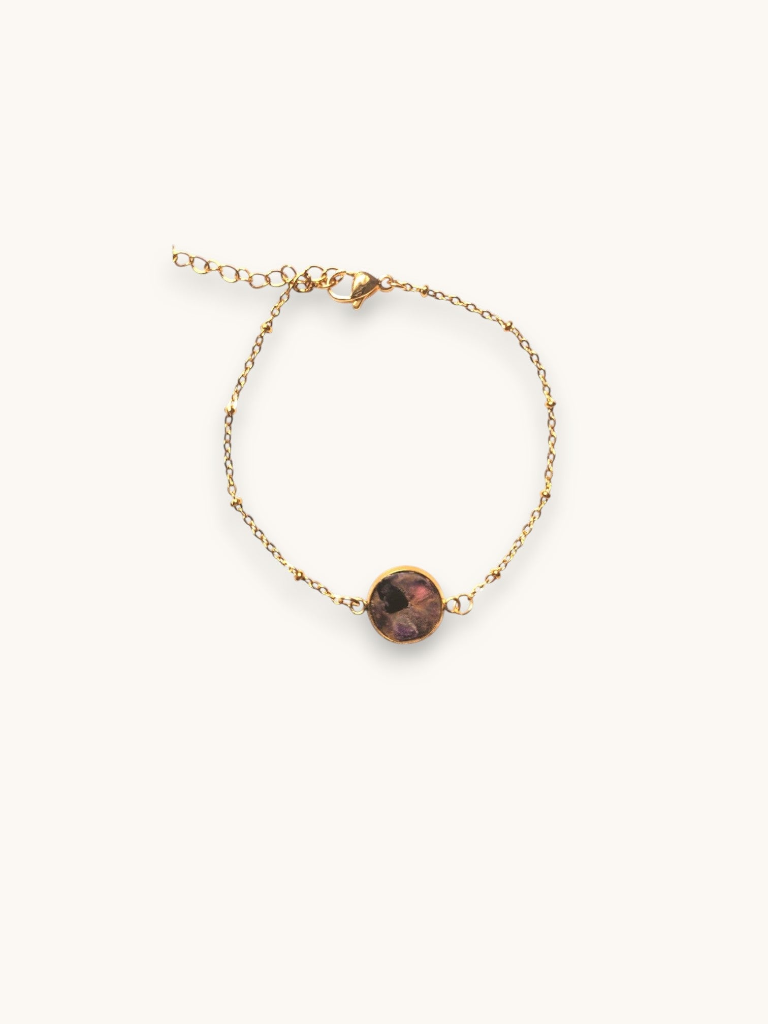 Citrinmagi armband med rå ametist i rund guldpläterad infattning och ankarlänk i rostfritt stål.
