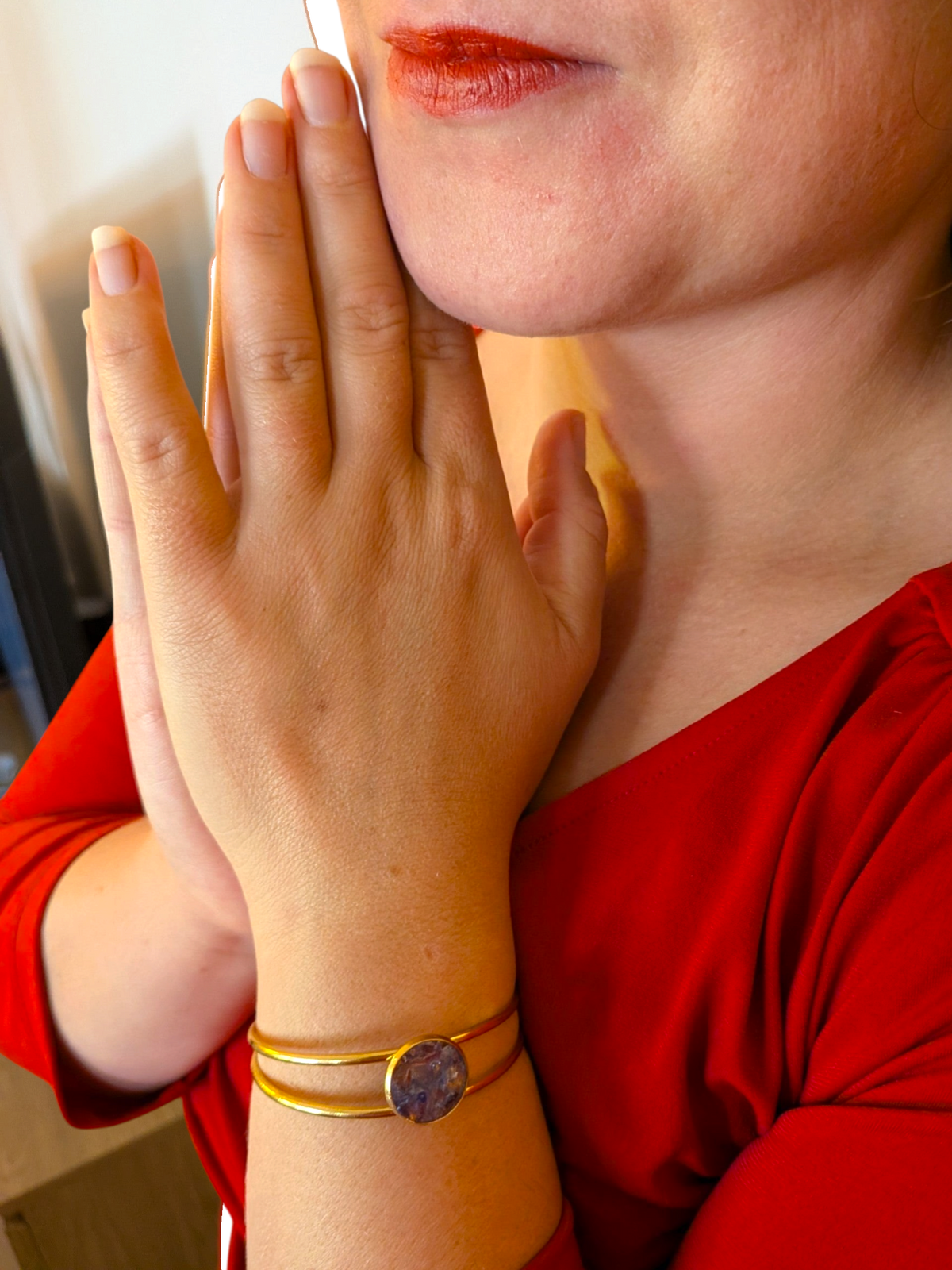 Citrinmagi armband i guldpläterat stål med rund infattning av naturlig ametist och blue sparkle på en handled