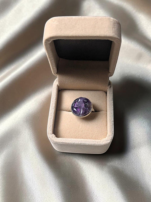 Citrinmagi ring med rund infattning fylld av råa, djupt lila ametistkristaller i silverpläterat rostfritt stål.