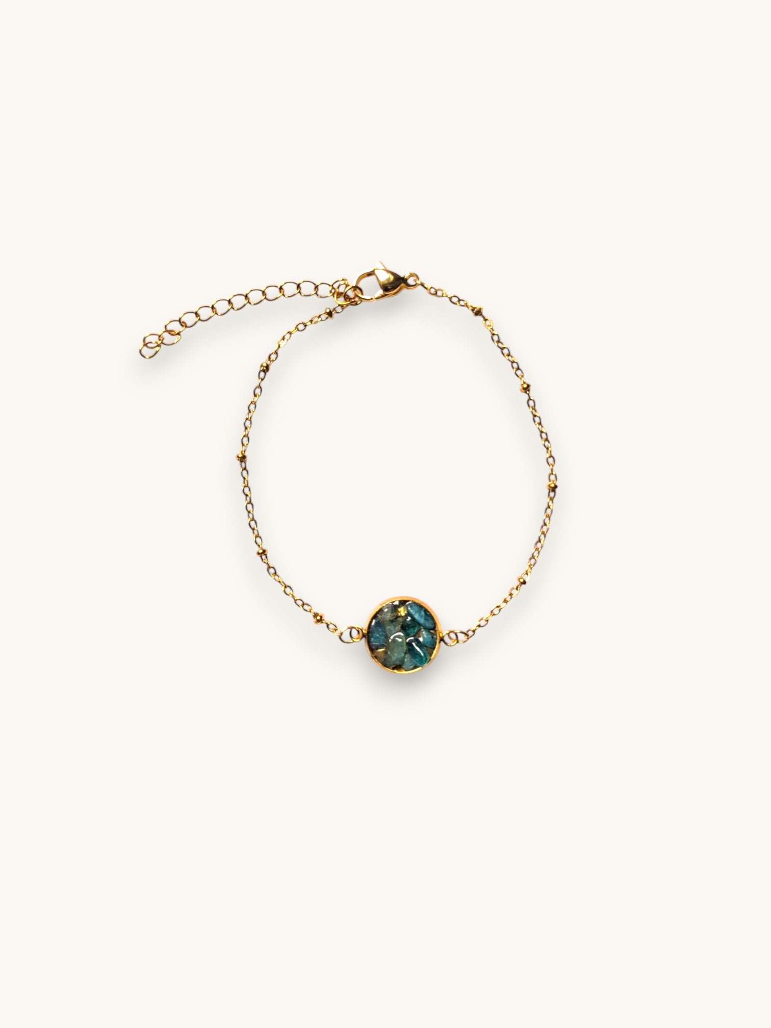 Citrinmagi armband med rund infattning av äkta blågrön apatit och tunn ankarlänk i 18k guldpläterat rostfritt stål.