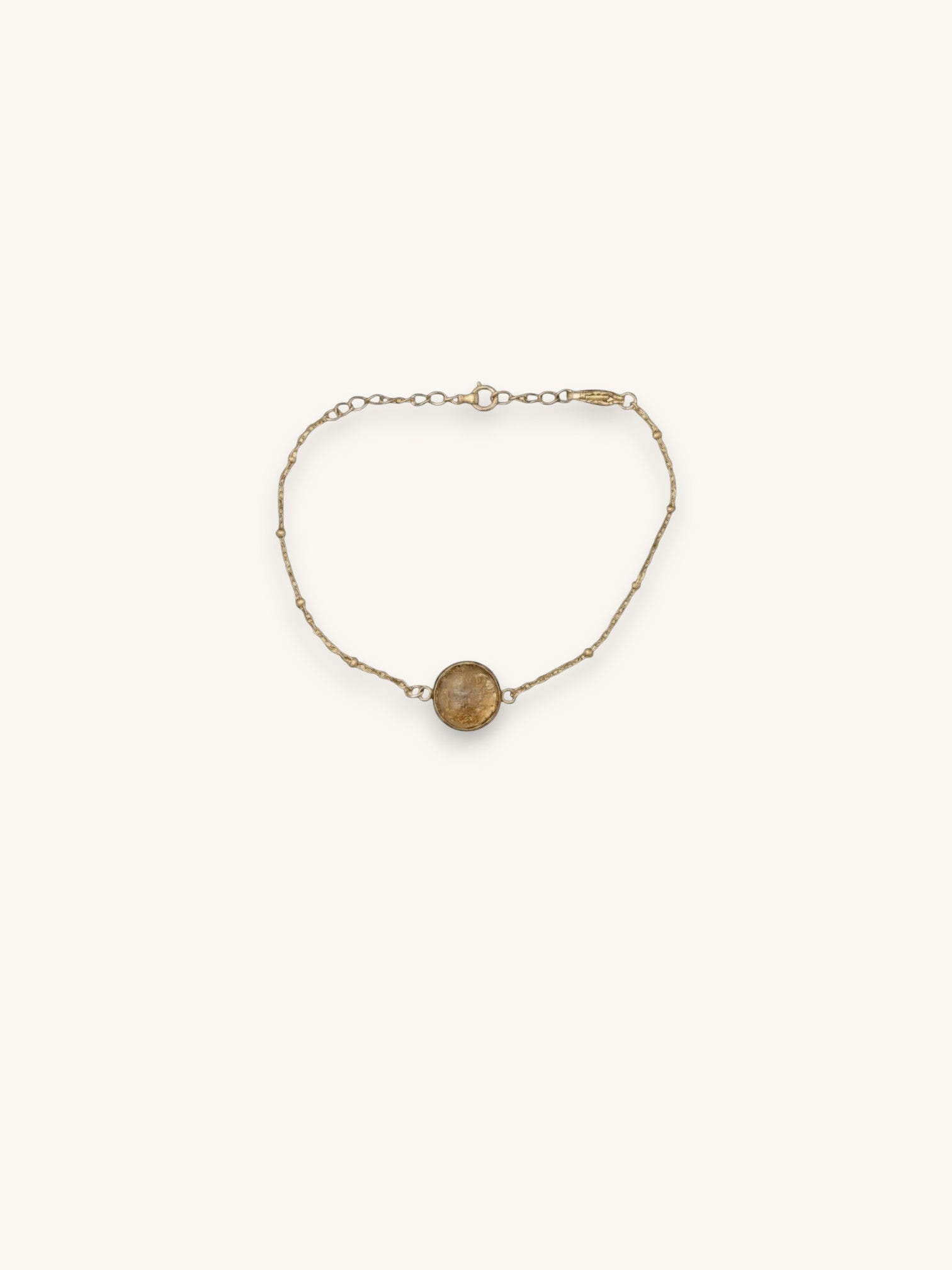 Citrinmagi armband med rund fattning fylld av äkta 24K guldflakes, tillverkat i 18K guldpläterat rostfritt stål.