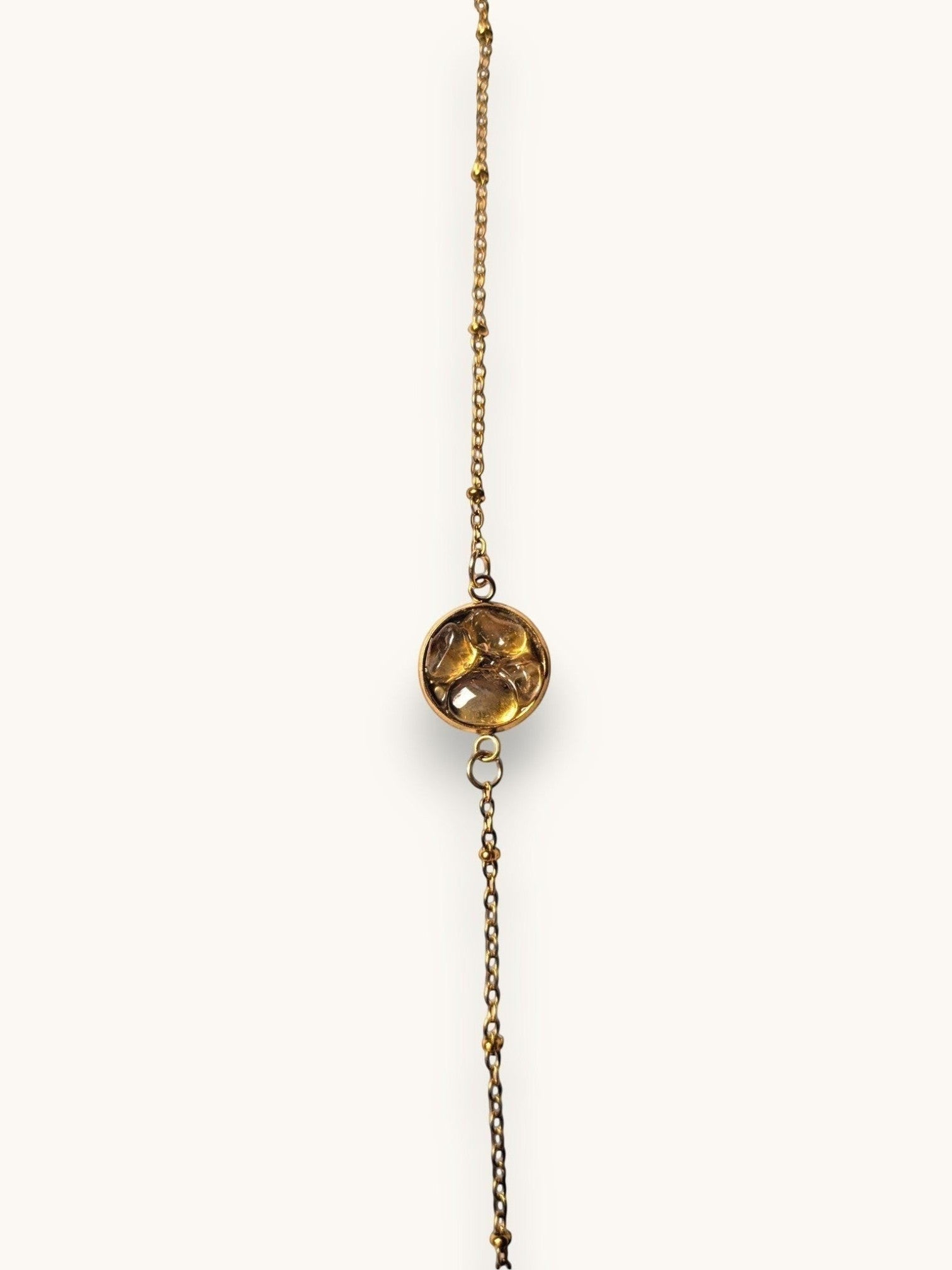 Citrinmagi armband med rund citrinsten och tunn ankarkedja i 18k guldpläterat rostfritt stål.