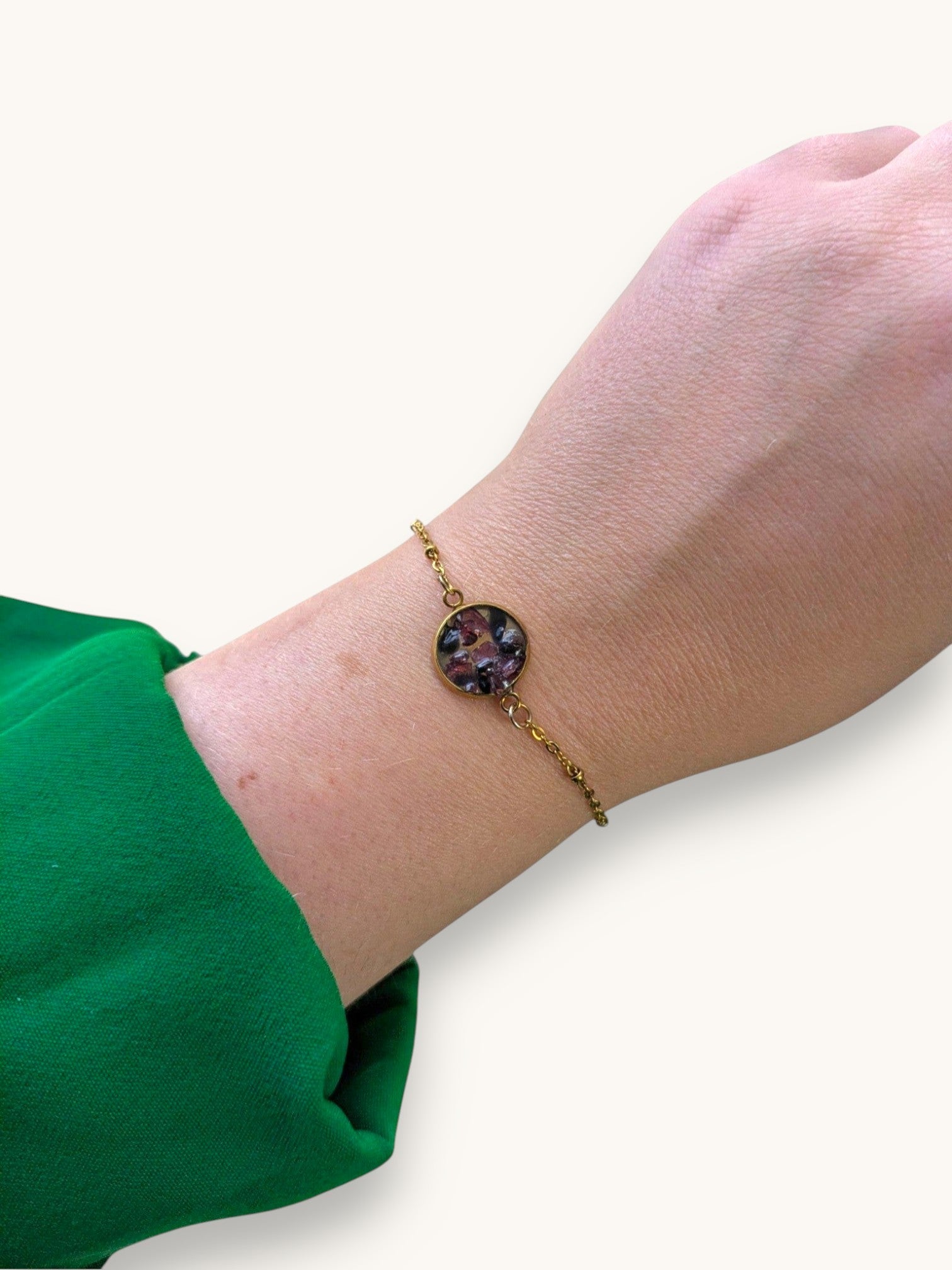 Citrinmagi armband med svart obsidian och granat i en guldpläterad ankarlänk buret på en handled