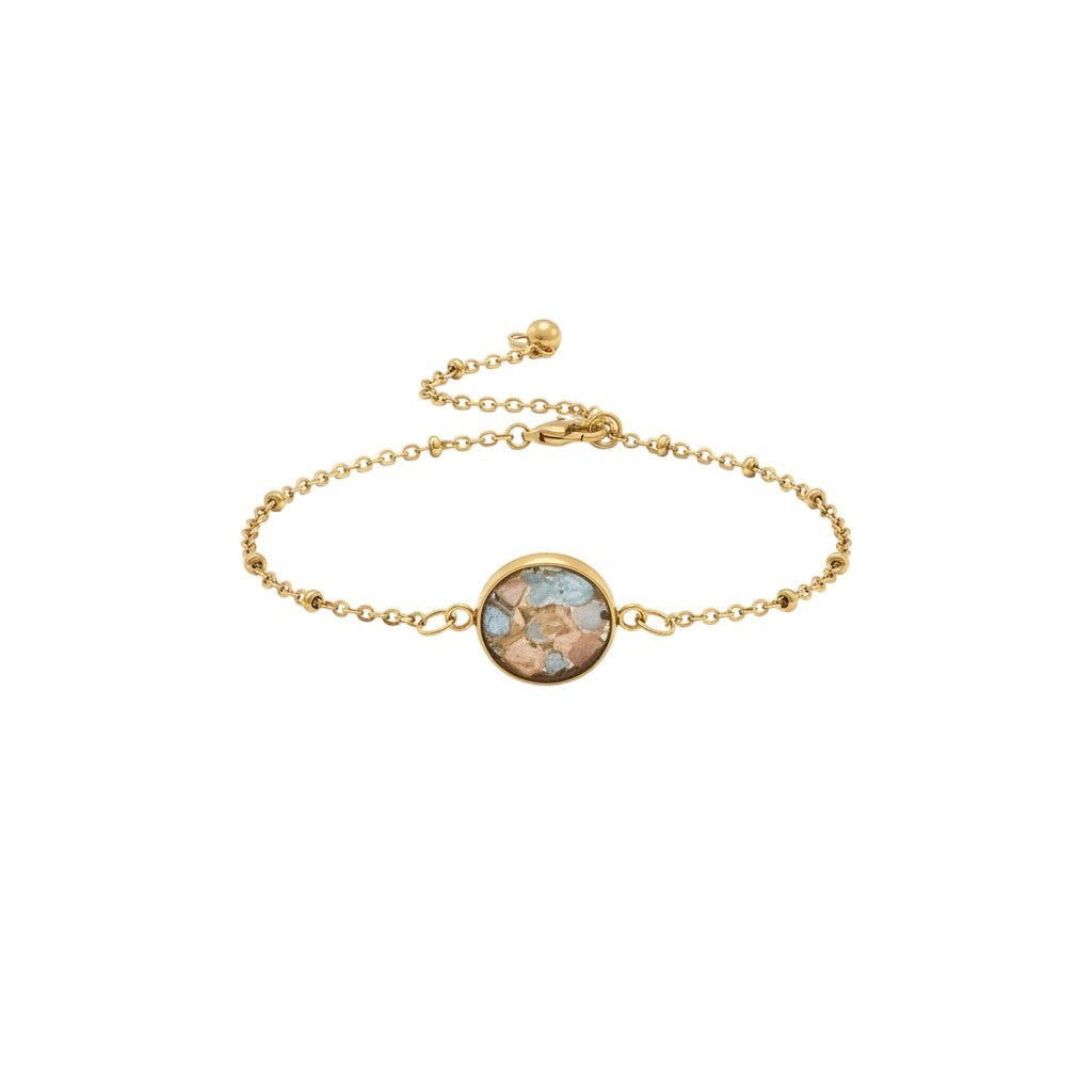 Nayuga Jewels armband i 18k guldpläterat stål med cirkulär infattning av rosenkvarts och akvamarin mot vit bakgrund.