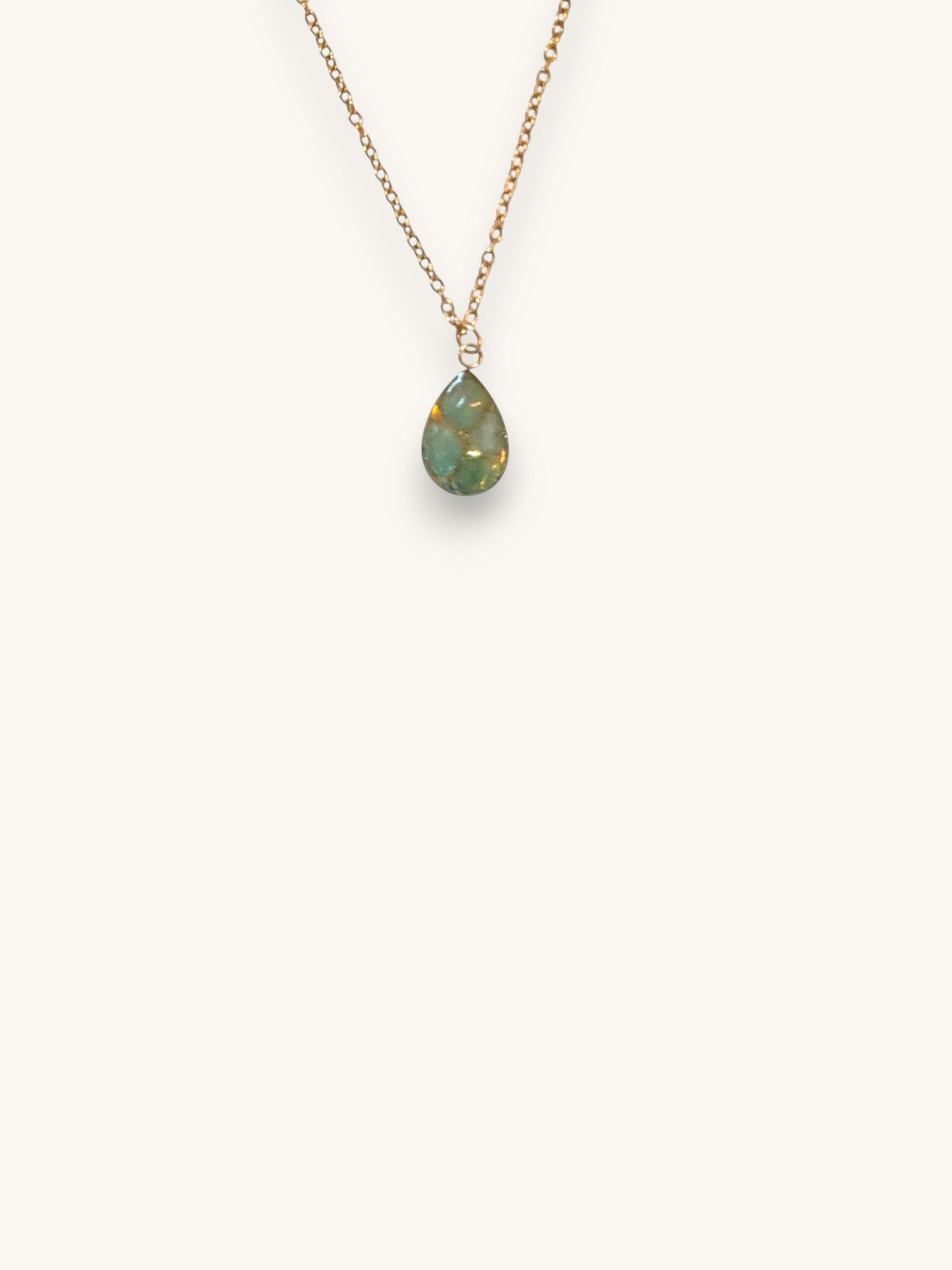 Citrinmagi halsband med droppformad grön aventurin i 18k guldpläterad infattning på en tunn guldkedja.