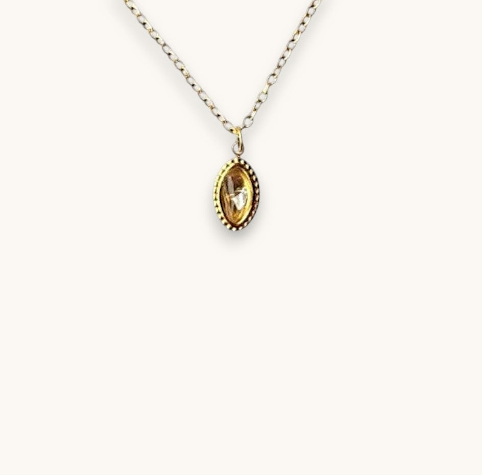 Citrinmagi halsband med droppformat hänge i guldpläterat stål och infattad naturlig bergkristall.