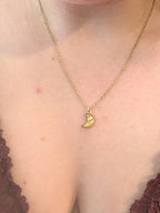 Citrinmagi halsband med en liten citrinsten infattad i en guldpläterad måne på en tunn guldkedja.