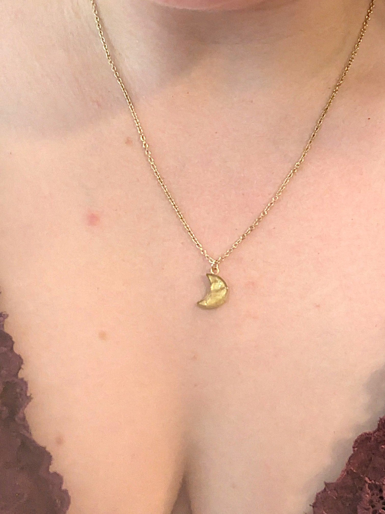 Citrinmagi halsband med en liten citrinsten infattad i en guldpläterad måne på en tunn guldkedja.