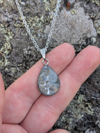 Citrinmagi handgjort droppformat halsband med texturerad sten och silverfärgad kedja mot en naturlig träbakgrund