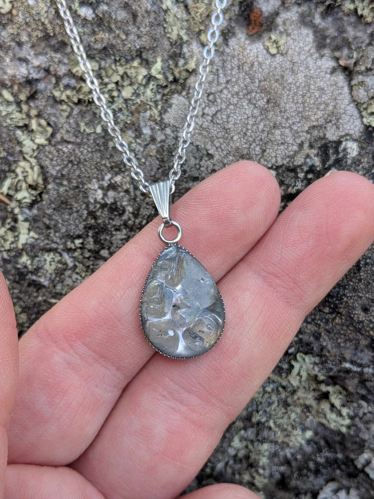 Citrinmagi handgjort droppformat halsband med texturerad sten och silverfärgad kedja mot en naturlig träbakgrund
