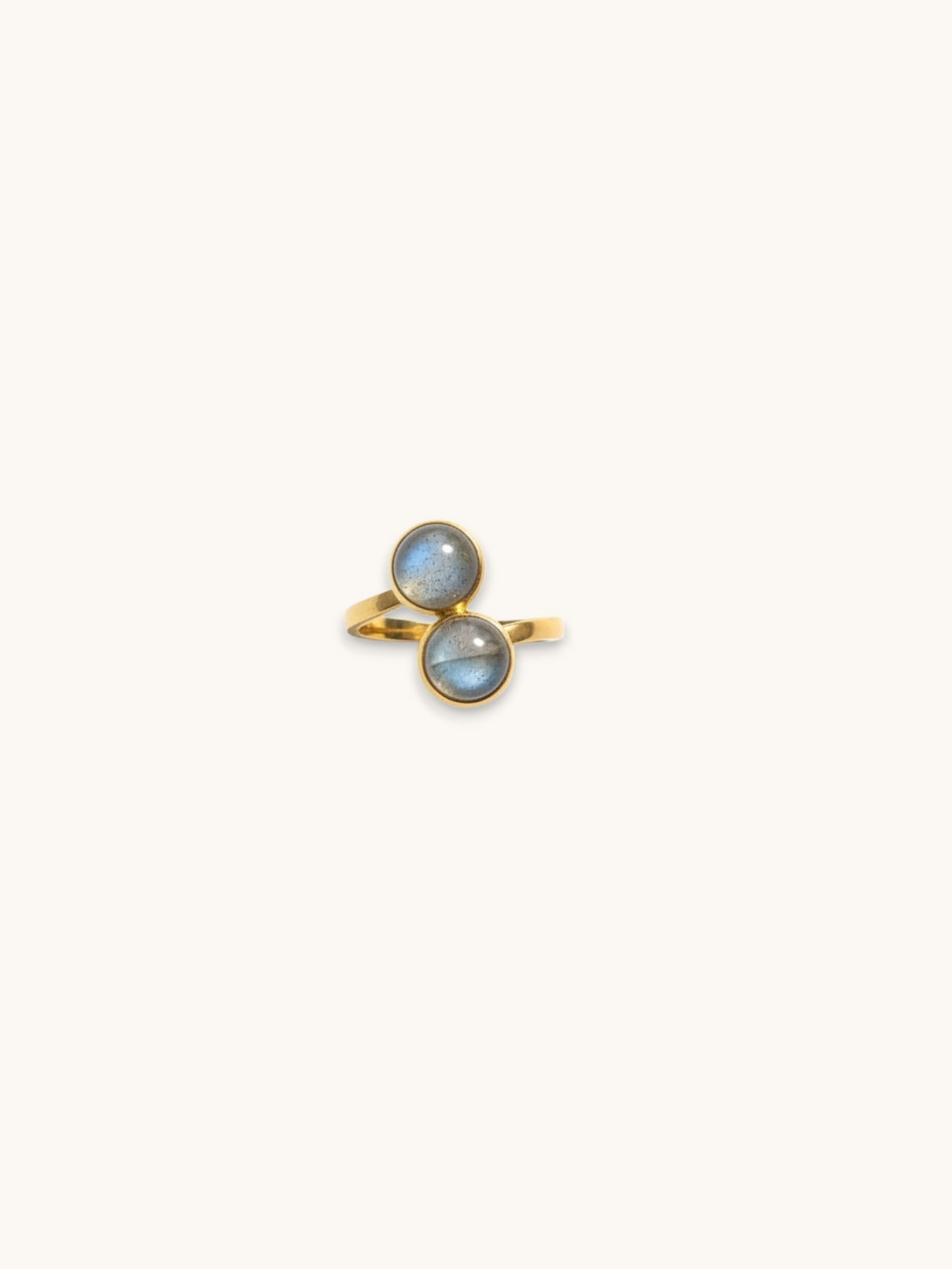 Citrinmagi justerbar ring i guldpläterat stål med två runda, skimrande månstenar i en elegant och modern design.
