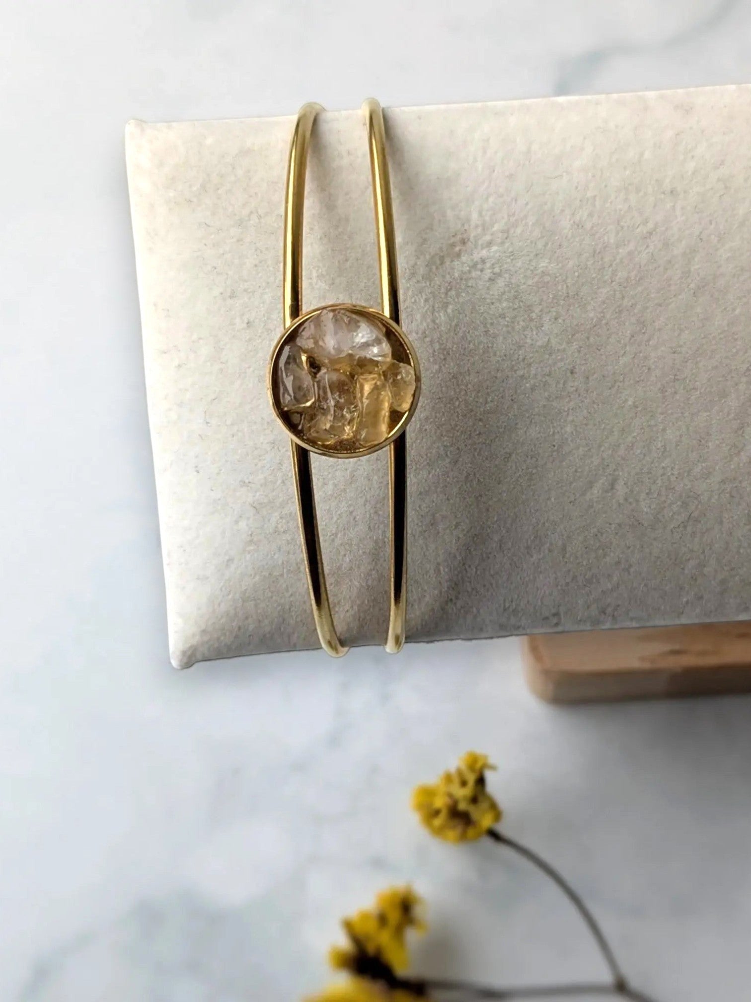 Citrinmagi dubbelt armband i 18k guldpläterat stål med en unik, handplockad citrinkristall i mitten.