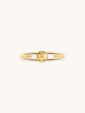 Citrinmagi dubbelt armband i 18k guldpläterat stål med en naturlig citrinkristall i en elegant bågdesign.