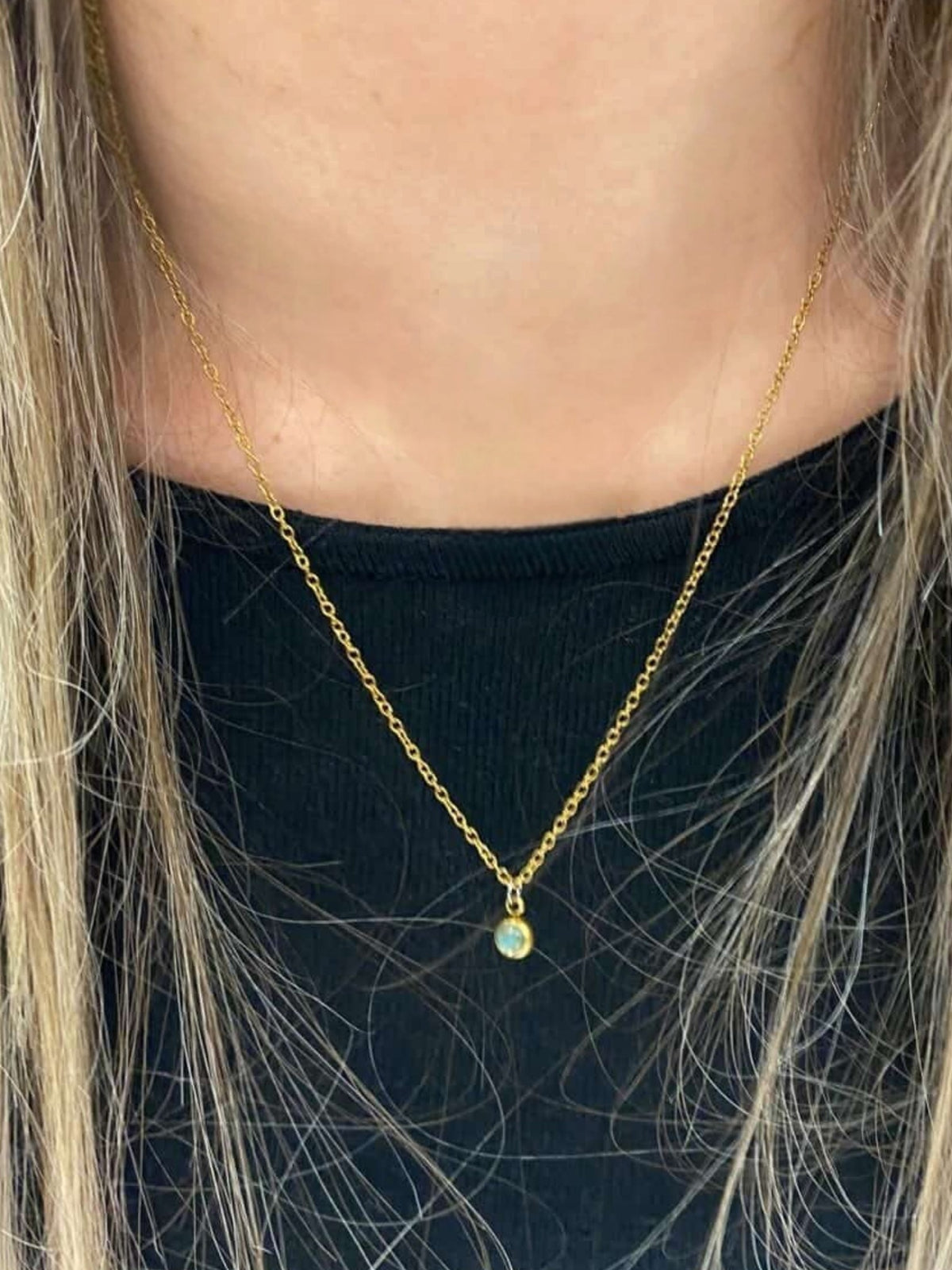 Citrinmagi dubbla halsband med ett flätat brunt band med guldmedaljong och en tunn guldkedja med en liten sten.