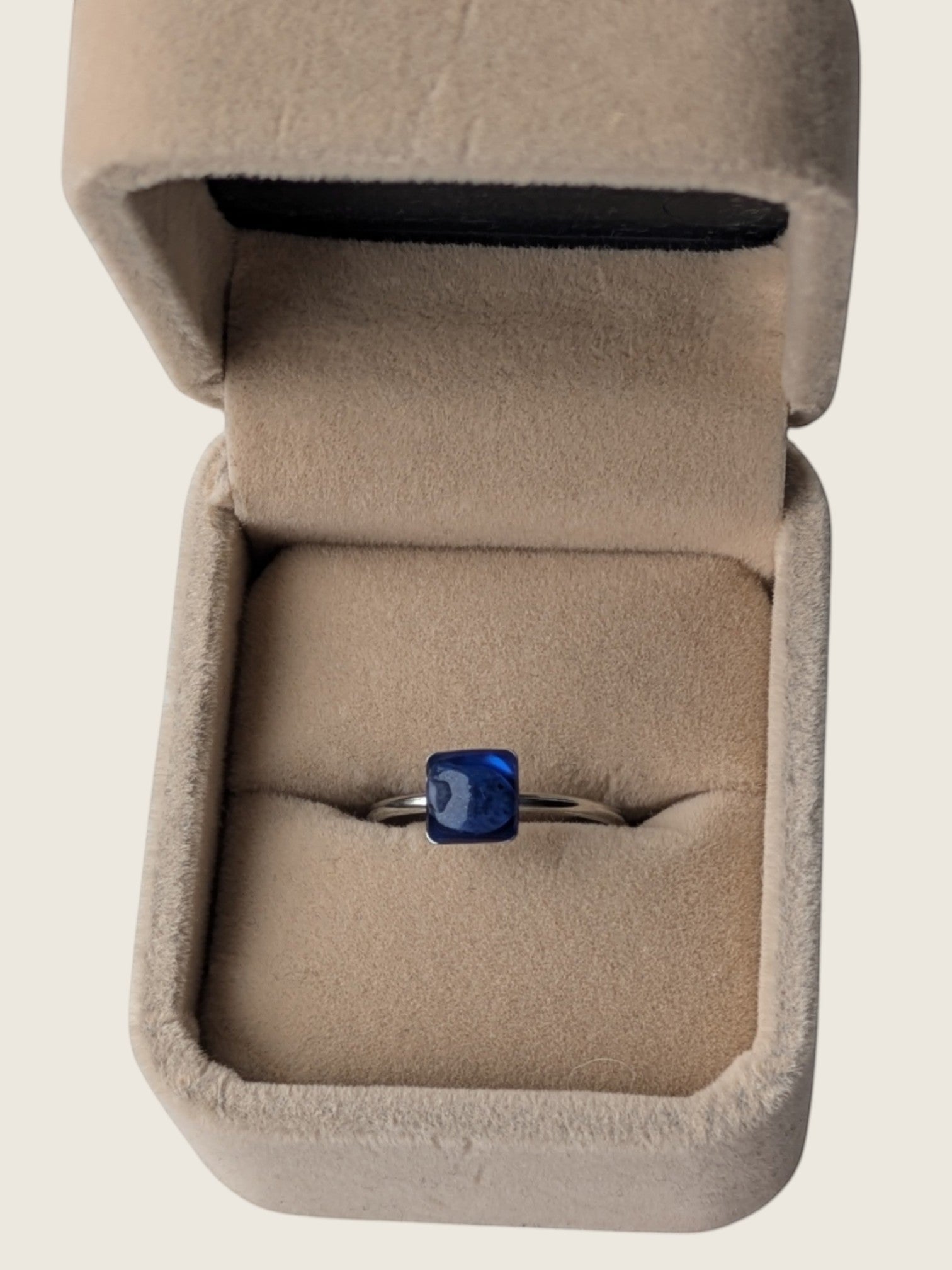 Citrinmagi fyrkantig ring i silver med djupblå sodalit-kristaller i en elegant beige smyckesask.