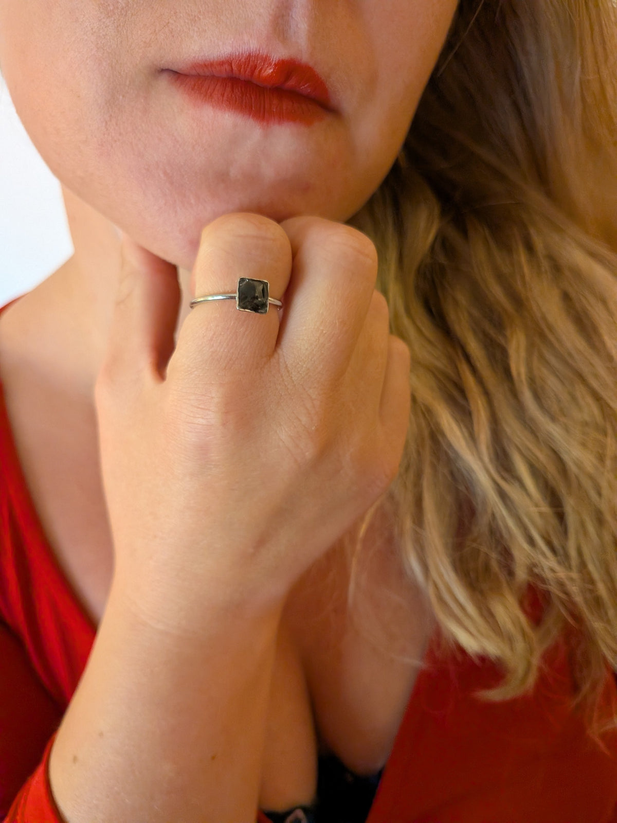 Citrinmagi justerbar ring i silverpläterat stål med en fyrkantig svart obsidiansten buren på ett finger