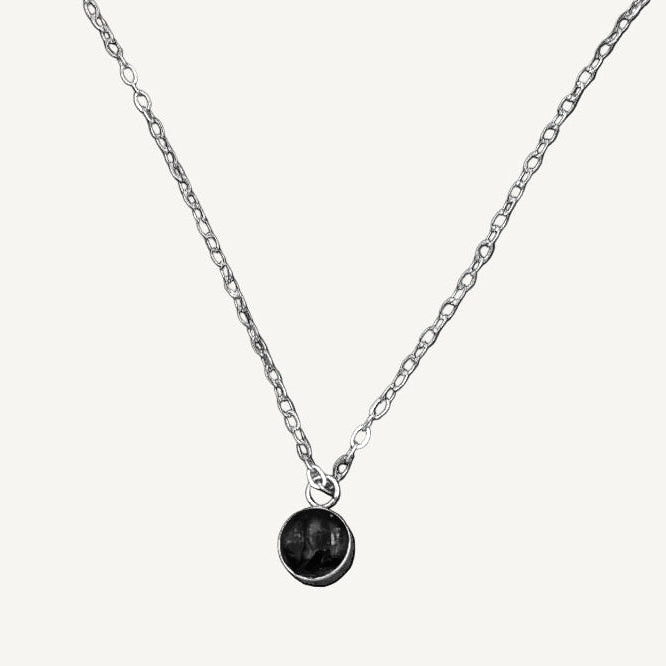Citrinmagi halsband med rund silverberlock och äkta mörkröda granatkristaller, månadssten för januari.