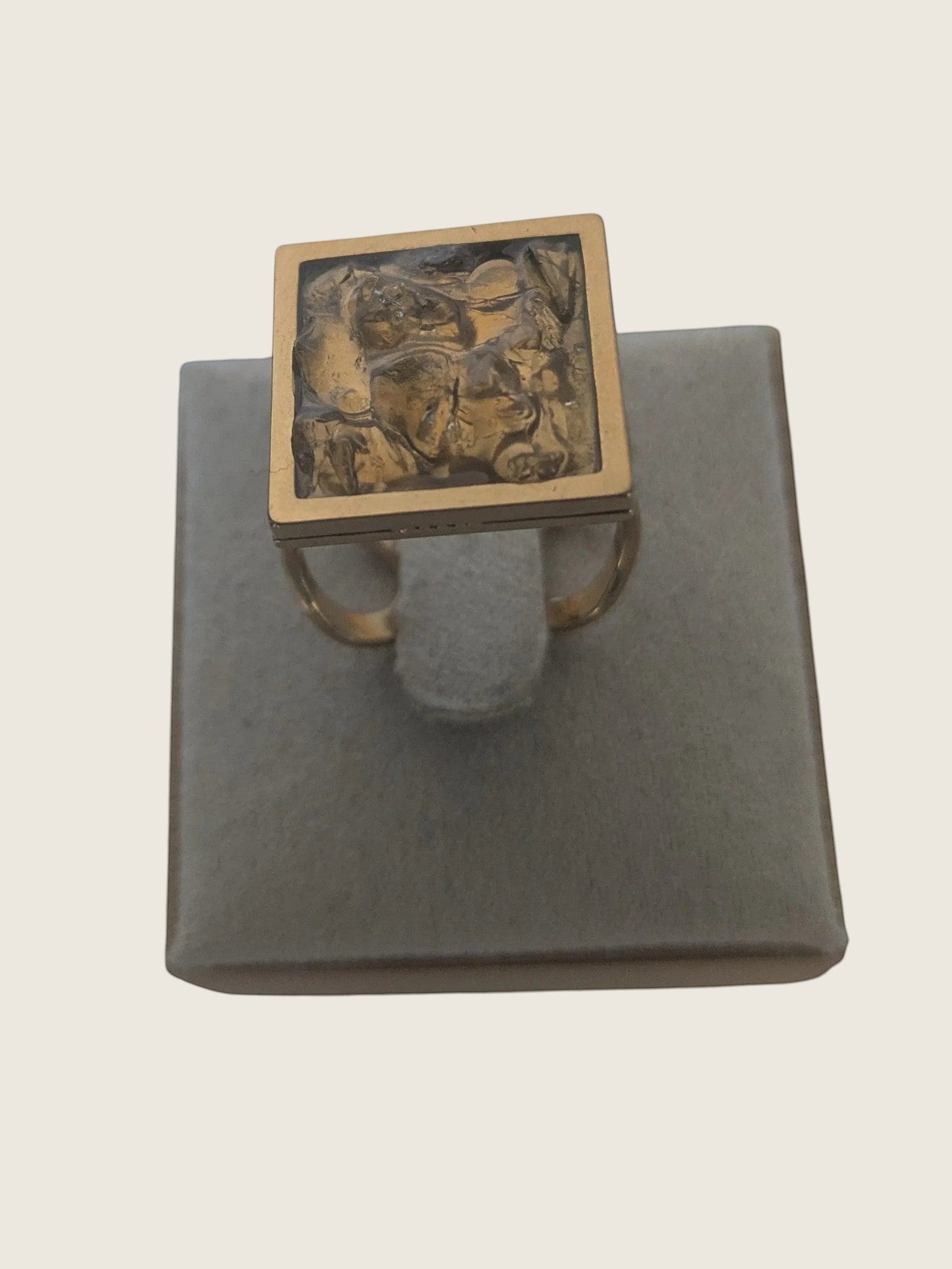 Nayuga Jewels guldring med fyrkantig citrinkristall i 18K guldpläterat stål, elegant design för manifestation.