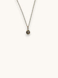 Citrinmagi guldtonat halsband med en minimalistisk kedja och en enskild gnistrande sten i rund infattning.