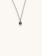 Citrinmagi guldtonat halsband med en minimalistisk kedja och en enskild gnistrande sten i rund infattning.