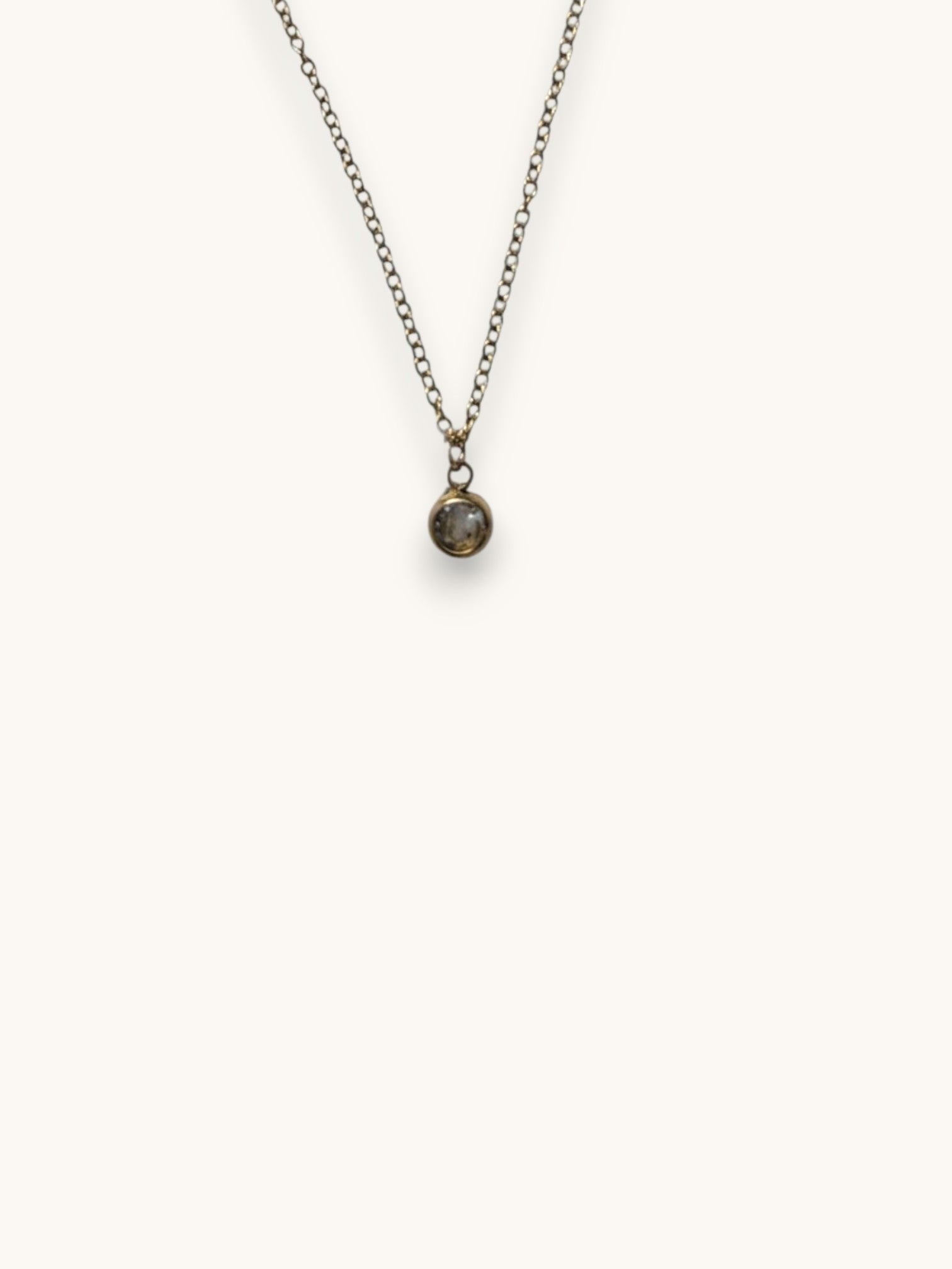 Citrinmagi guldtonat halsband med en minimalistisk kedja och en enskild gnistrande sten i rund infattning.