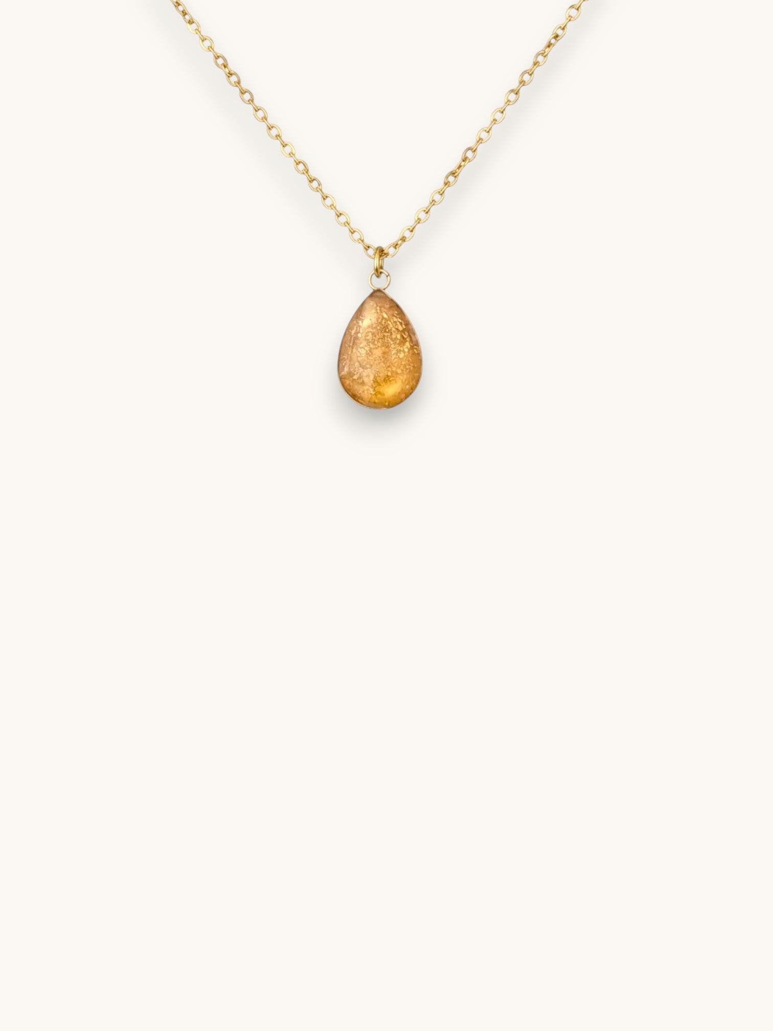 Citrinmagi halsband med droppformad fattning fylld av äkta 24K guldflakes på en 18K guldpläterad kedja.