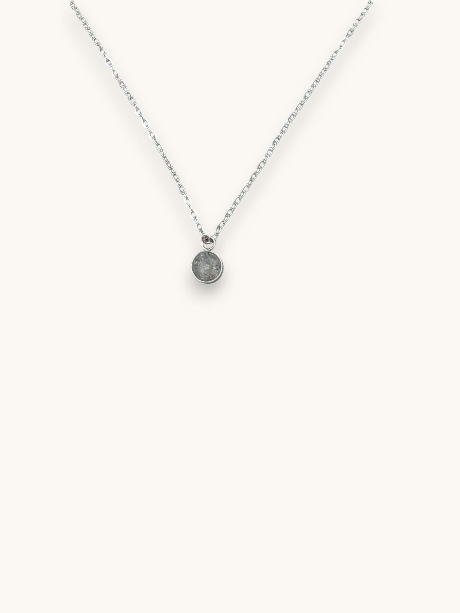 Citrinmagi halsband med rund akvamarin i silverpläterat rostfritt stål, månadssten för mars.