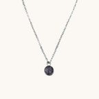 Nayuga Jewels halsband med rund ametistkristall i silverfärgad infattning och kedja i rostfritt stål.