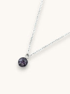 Nayuga Jewels halsband med rund ametistkristall i silverpläterat rostfritt stål, månadssten för februari.