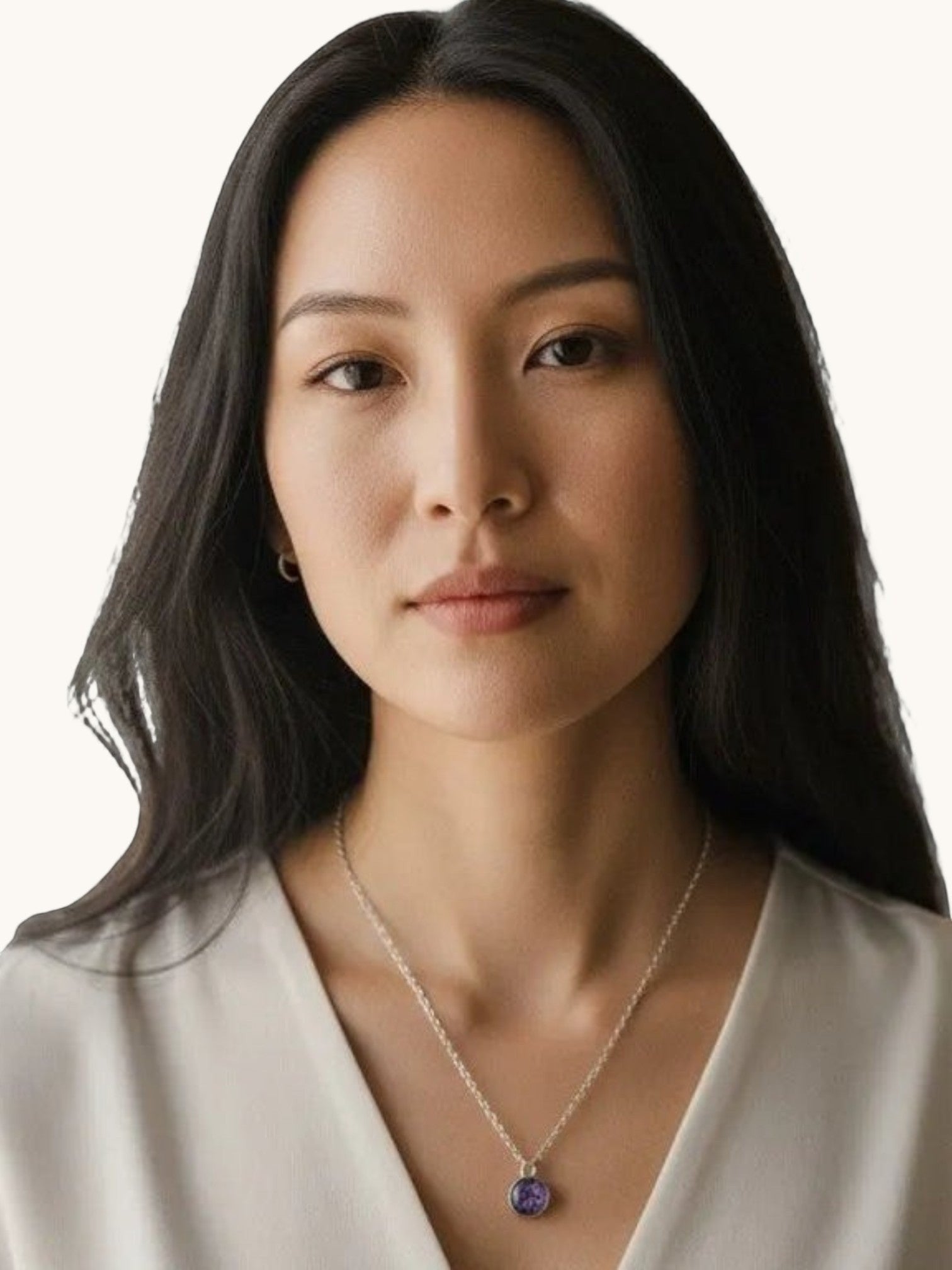 Nayuga Jewels halsband med rund ametistkristall i silverpläterat stål buret av en kvinna
