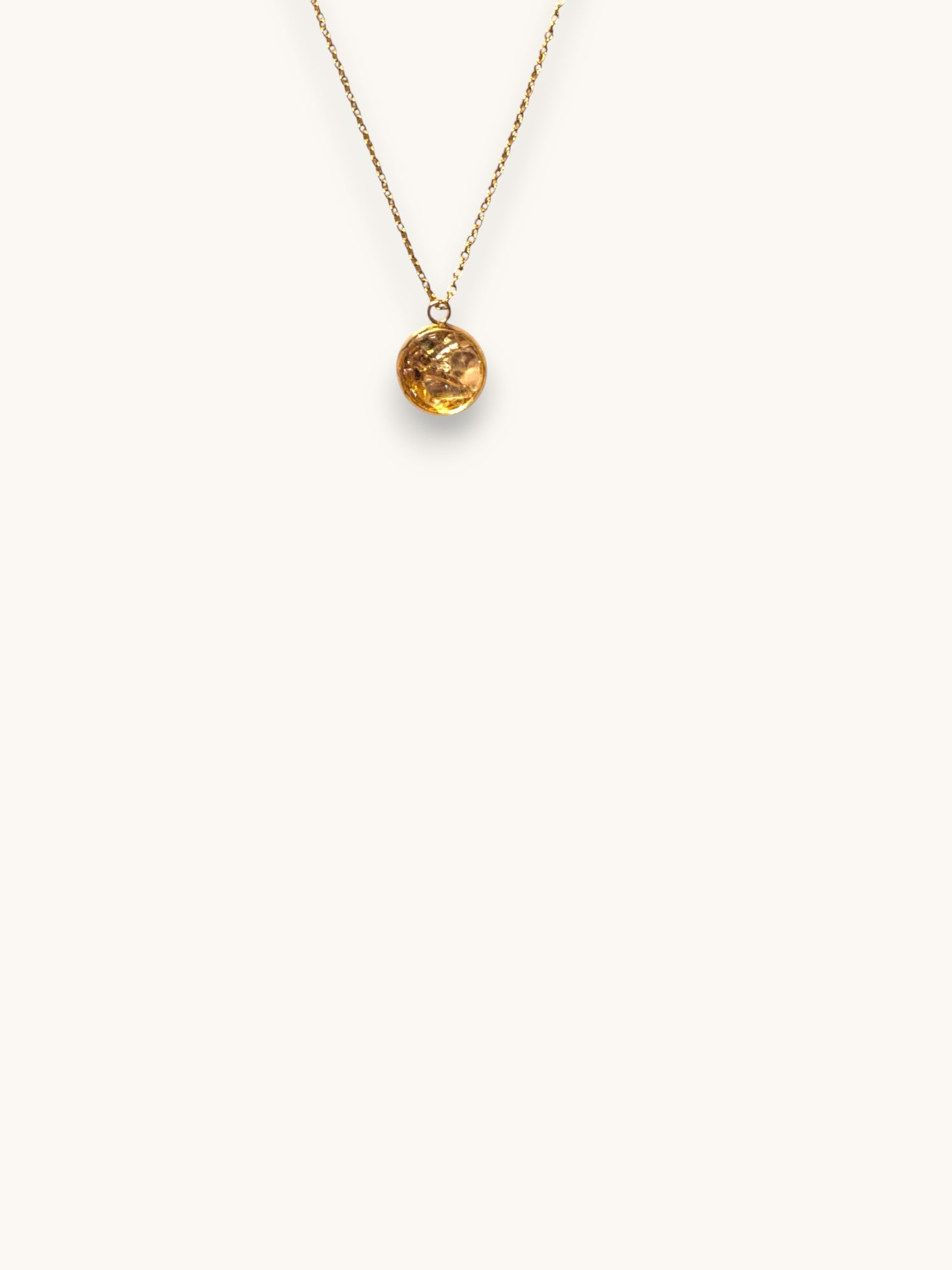 Citrinmagi halsband med rund medaljong i guldpläterat stål och infattade naturliga citrinkristaller.