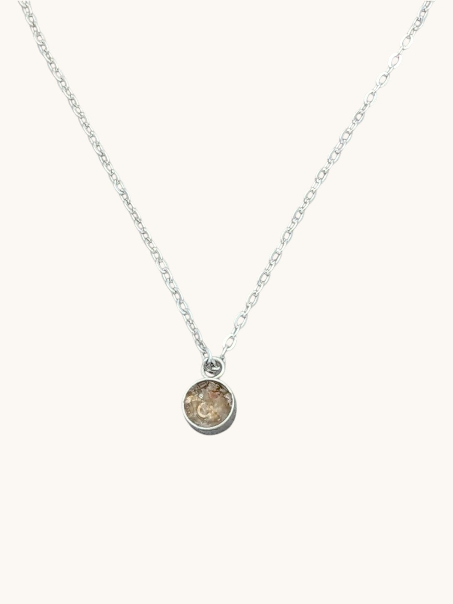 Nayuga Jewels halsband med rund citrinkristall i silverpläterat rostfritt stål, perfekt som november månadssten.