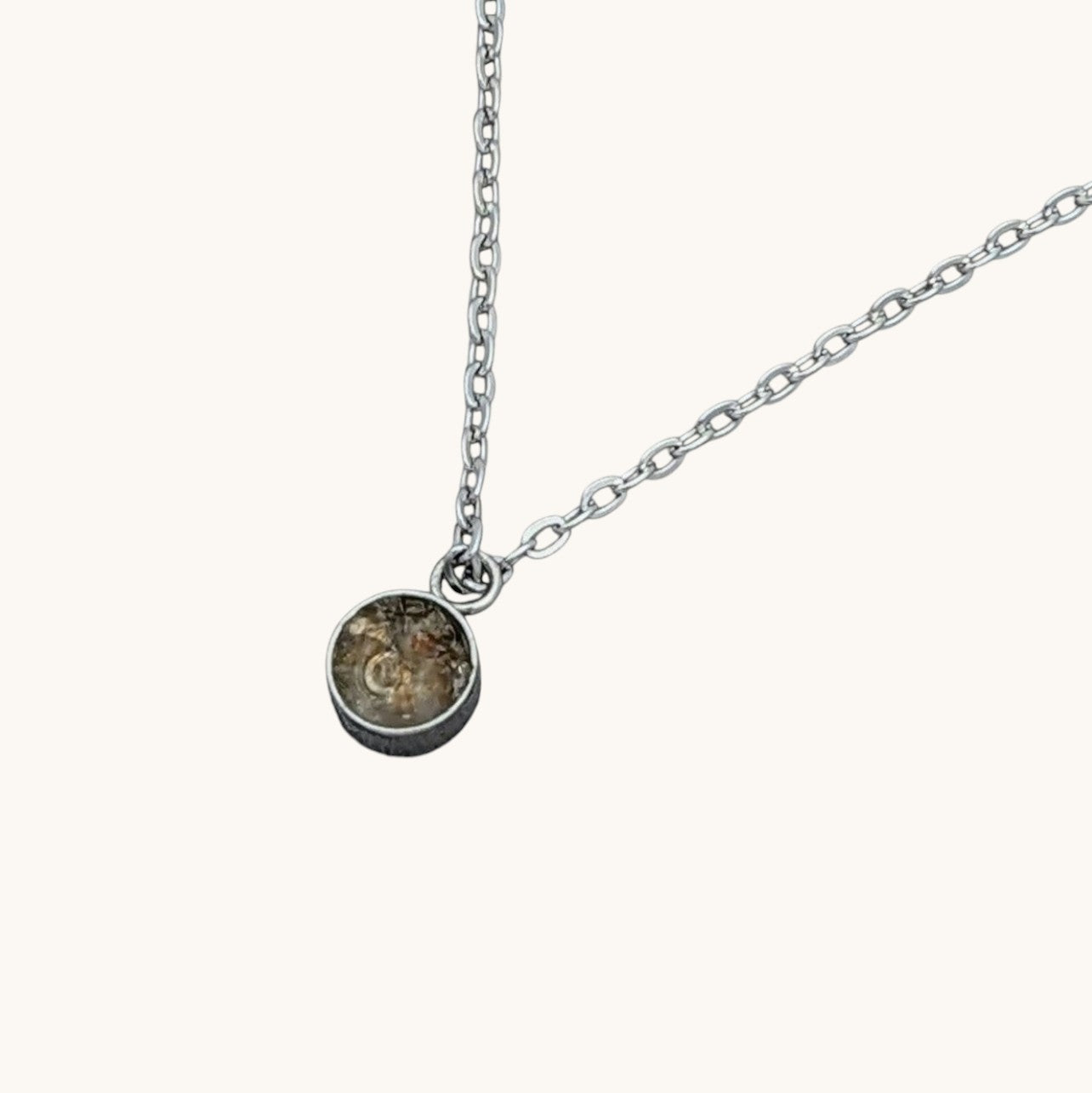 Nayuga Jewels halsband med rund berlock i silverpläterat stål och äkta gyllene citrinkristall för november