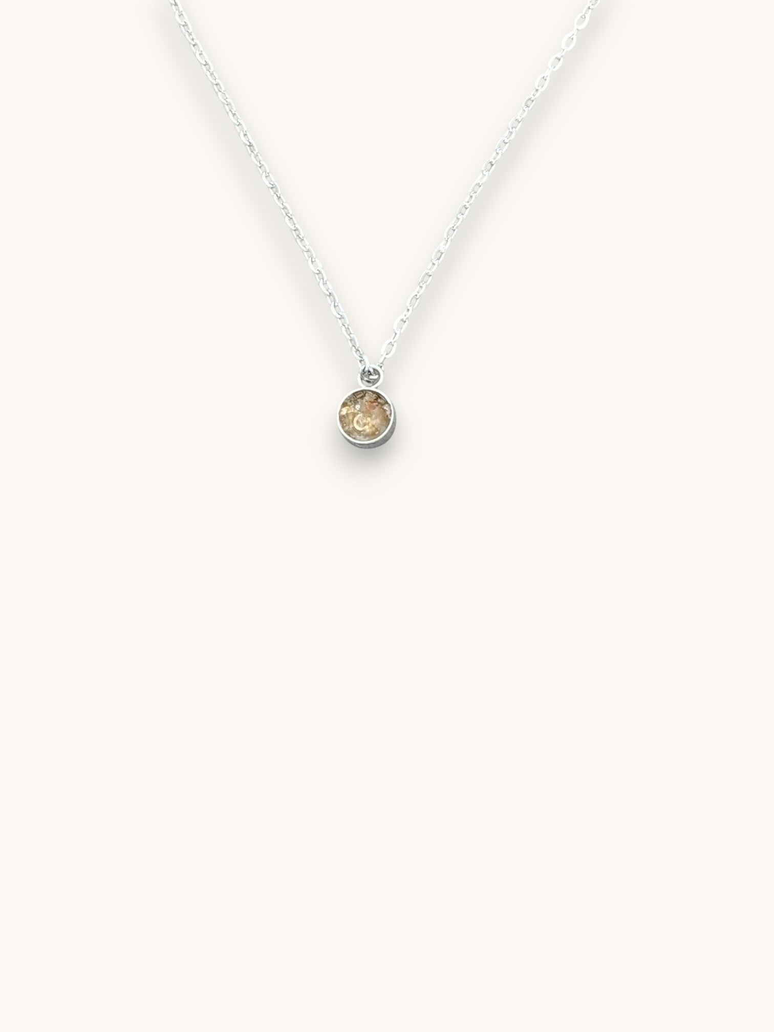 Citrinmagi halsband med rund citrinkristall i silverpläterat rostfritt stål, månadssten för november.