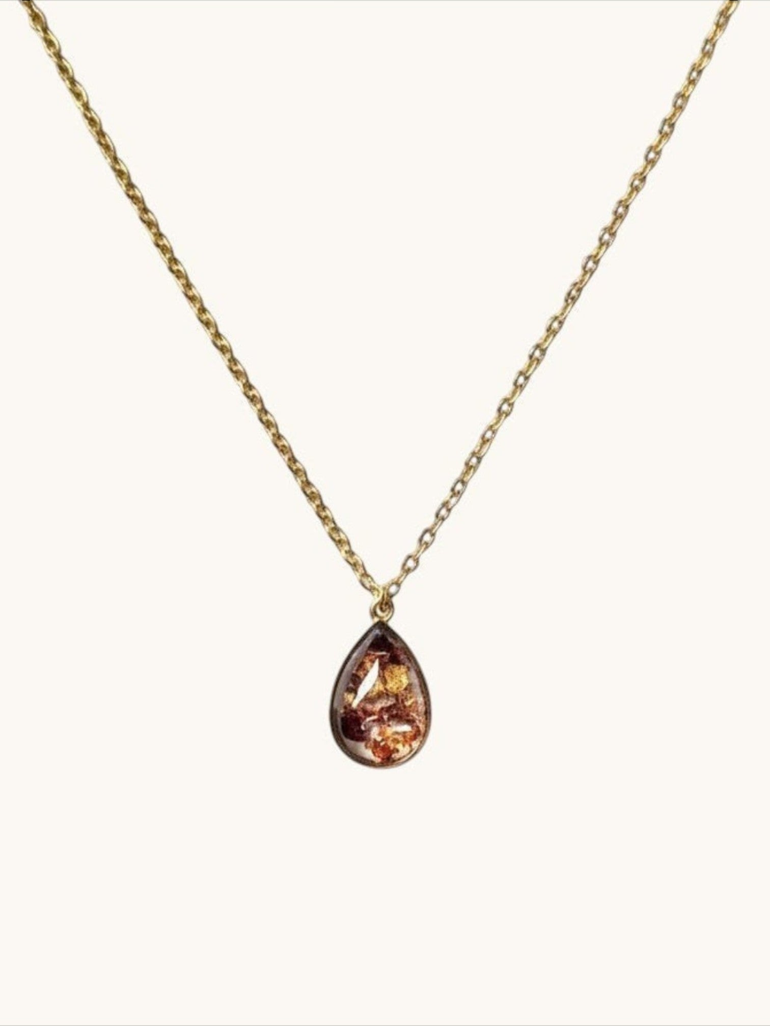 Citrinmagi halsband med droppformad granat i guldpläterad infattning på en tunn guldkedja.