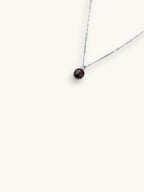 Citrinmagi halsband med rund granatsten i silverpläterat stål, perfekt som månadssten för januari.