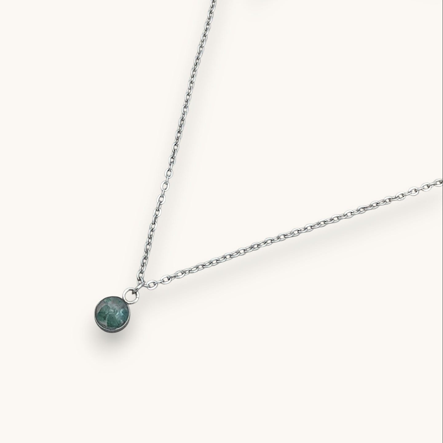 Nayuga Jewels halsband med rund grön aventurin i silverpläterat stål, månadssten för maj med naturligt skimmer.