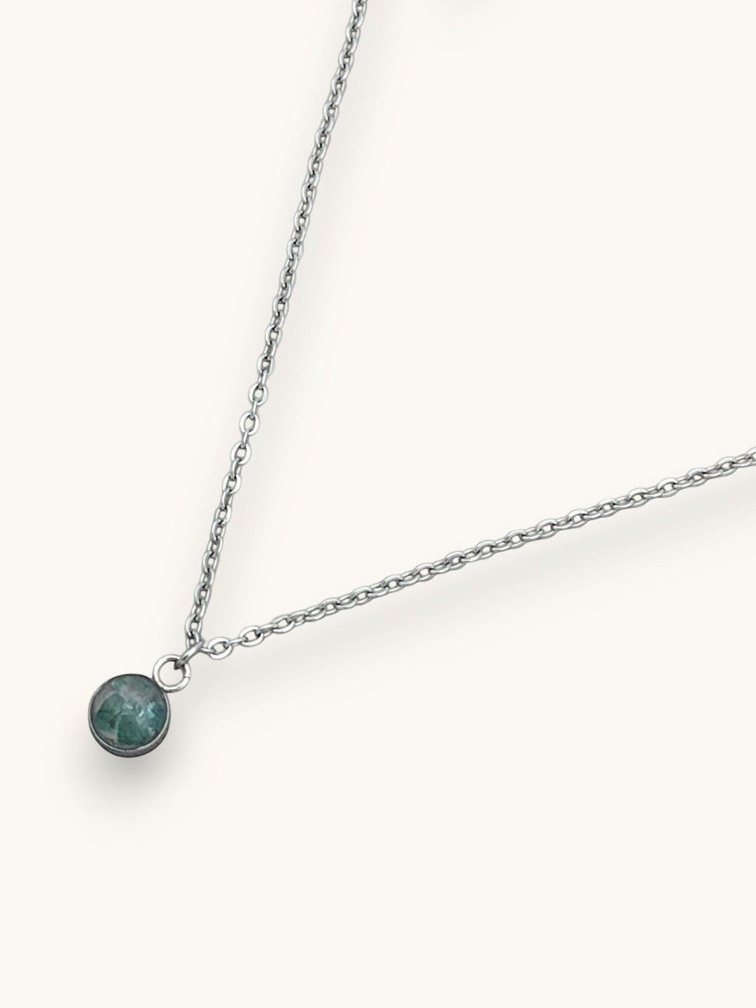 Citrinmagi halsband med rund grön aventurin i silverpläterat stål, en elegant månadssten för maj.